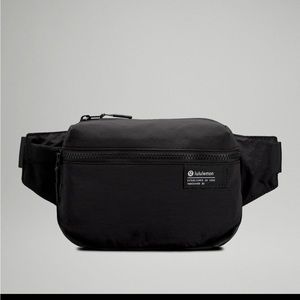 NWT Clean Lines Belt Bag 2L